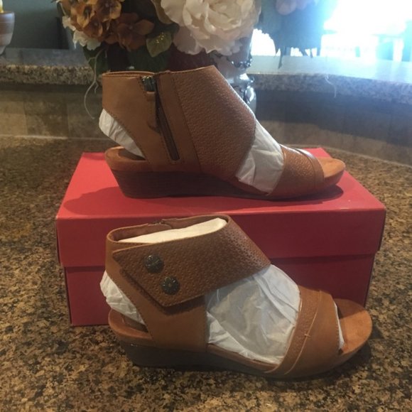 Tan Leather Sandals by Rockport (in original
box) - Picture 7 of 15